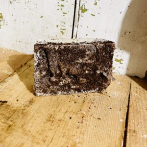 Exfoliating coffee soap bar with goat milk and tallow, ideal for refreshing and revitalizing the skin.