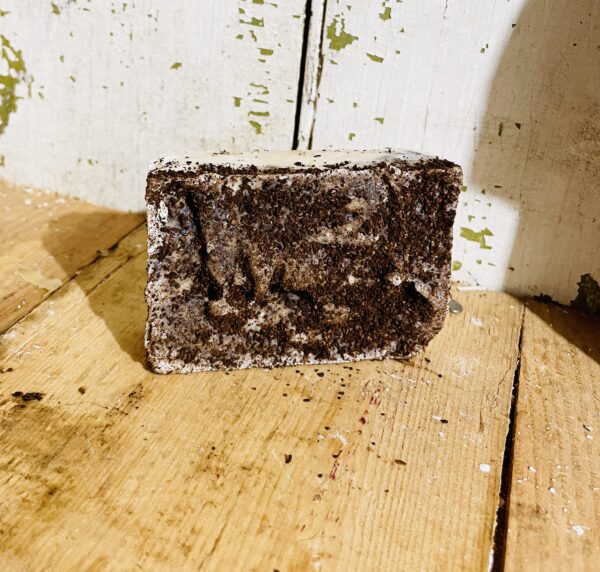 Exfoliating coffee soap bar with goat milk and tallow, ideal for refreshing and revitalizing the skin.